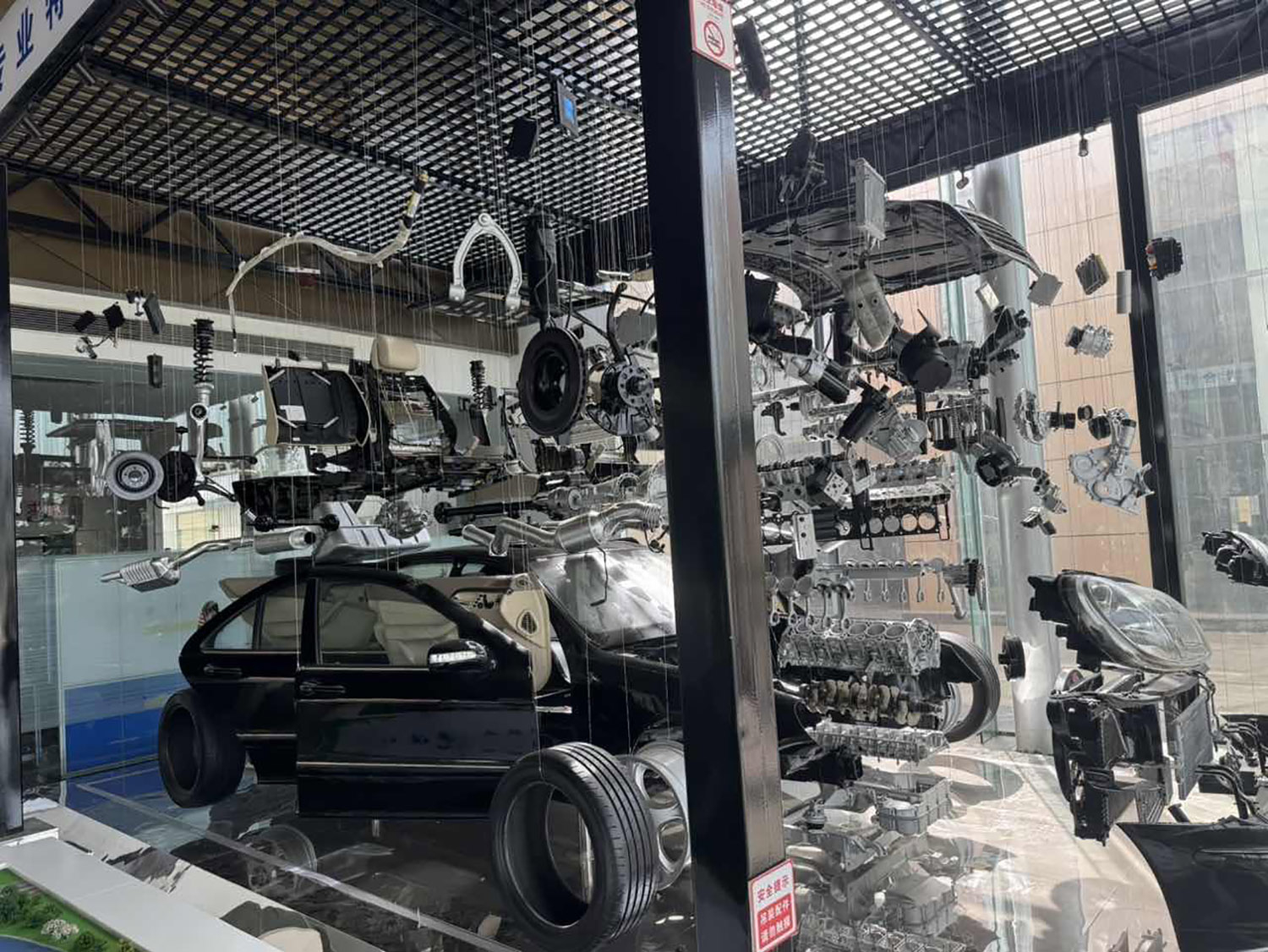 吊装奔驰展示车