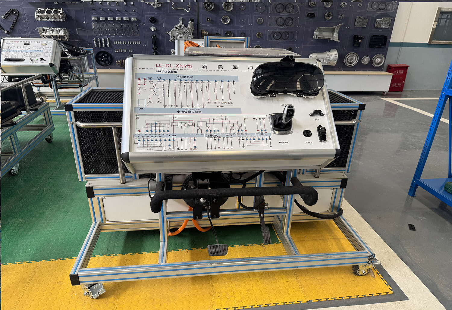LC-DL-XNY型 新能源动力分配实训台